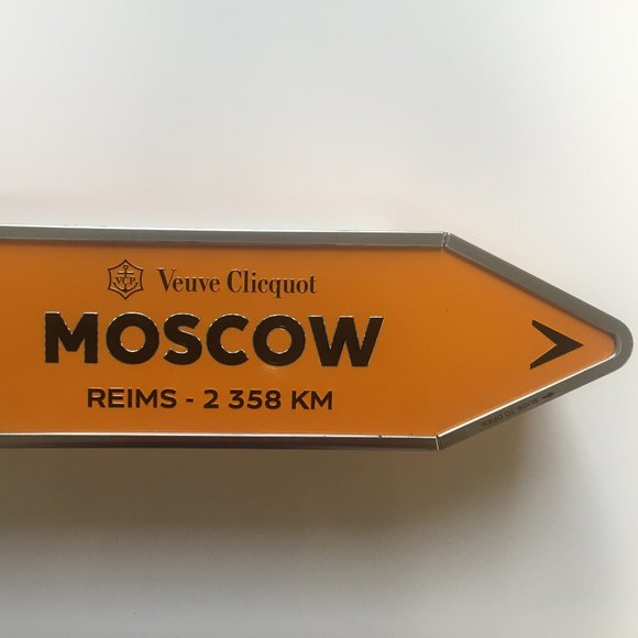 Moscow Veuve Cliquot  Destination Arrow Sign - Tin Box - Picture 1 of 8